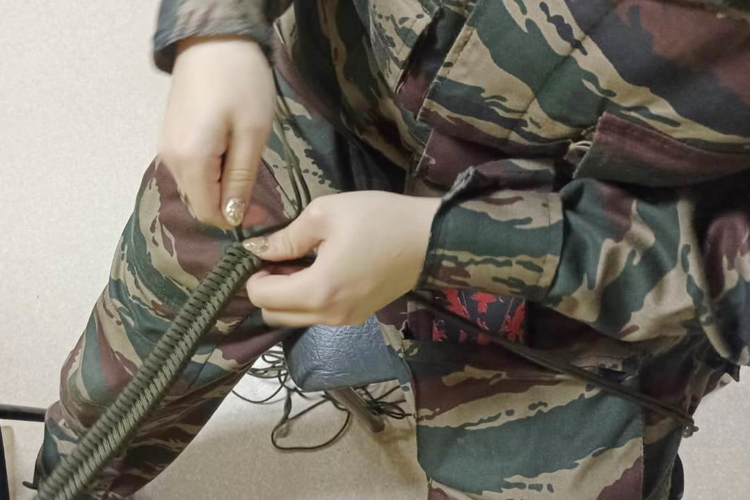 Юные петербуржцы изготавливают для бойцов специальной военной операции средства маскировки и эвакуации раненых