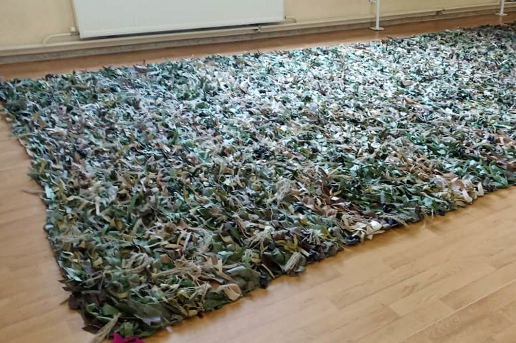Юные петербуржцы изготавливают для бойцов специальной военной операции средства маскировки и эвакуации раненых