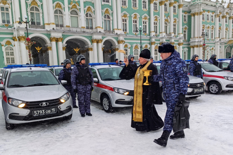 Генерал-лейтенант Алексей Воробьев и губернатор Санкт-Петербурга Александр Беглов поздравили росгвардейцев с Днем Конституции
