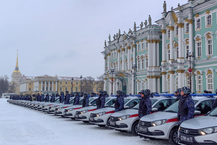 Генерал-лейтенант Алексей Воробьев и губернатор Санкт-Петербурга Александр Беглов поздравили росгвардейцев с Днем Конституции