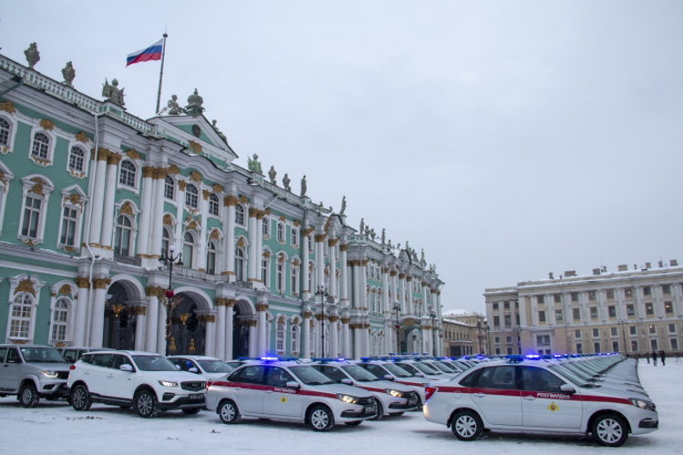 Генерал-лейтенант Алексей Воробьев и губернатор Санкт-Петербурга Александр Беглов поздравили росгвардейцев с Днем Конституции