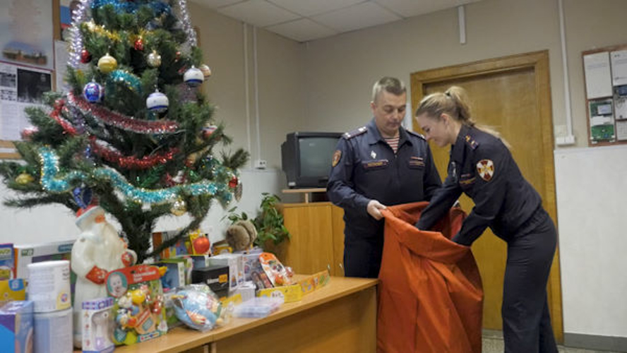 В Петербурге сотрудники Росгвардии присоединились к сбору новогодних подарков для детей подопечного хосписа