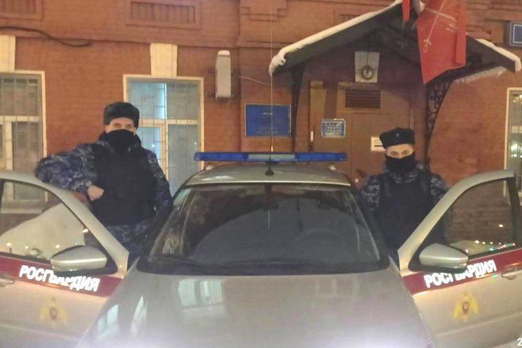 В Красногвардейском районе наряд Росгвардии задержал нетрезвого гражданина, повредившего припаркованный автомобиль