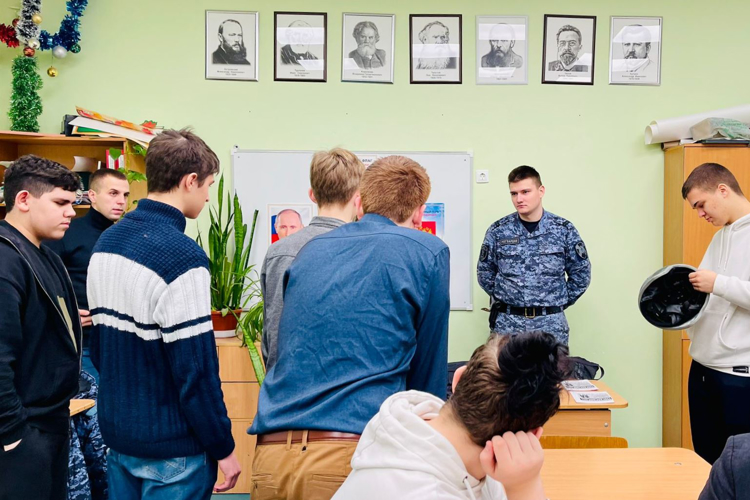 В Ленобласти сотрудники Росгвардии провели встречу со старшеклассниками