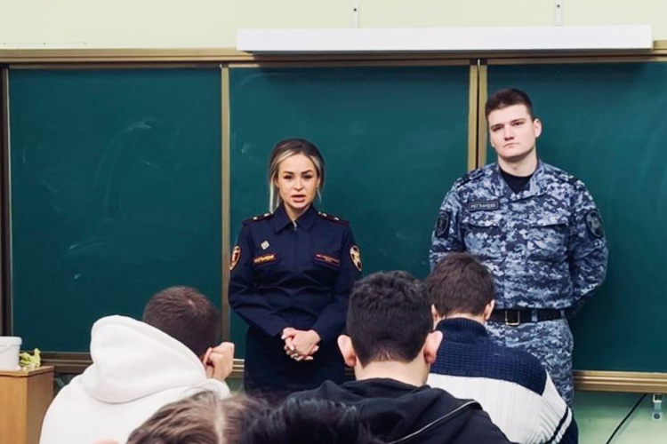 В Ленобласти сотрудники Росгвардии провели встречу со старшеклассниками