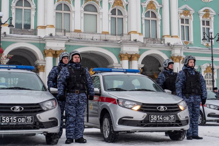 Генерал-лейтенант Алексей Воробьев и губернатор Санкт-Петербурга Александр Беглов поздравили росгвардейцев с Днем Конституции