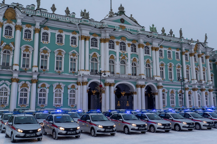 Генерал-лейтенант Алексей Воробьев и губернатор Санкт-Петербурга Александр Беглов поздравили росгвардейцев с Днем Конституции