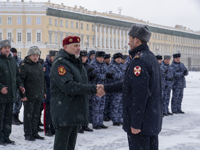 Генерал-лейтенант Алексей Воробьев и губернатор Санкт-Петербурга Александр Беглов поздравили росгвардейцев с Днем Конституции