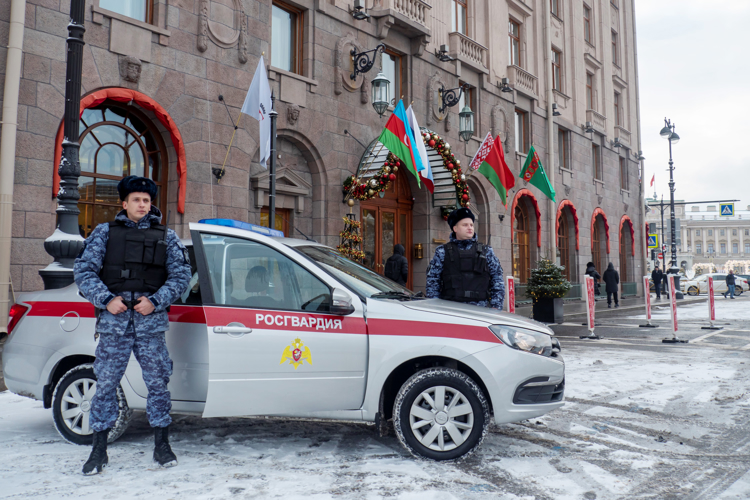 В Санкт-Петербурге сотрудники и военнослужащие Росгвардии обеспечили безопасность во время проведения саммитов ЕАЭС и СНГ