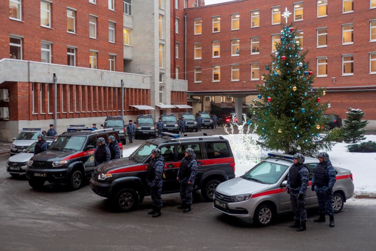 Подразделениям Росгвардии Ленинградской области торжественно переданы новые служебные автомобили
