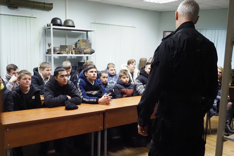 Базу расположения ОМОН «Бастион» посетили учащиеся Елизаветинской школы