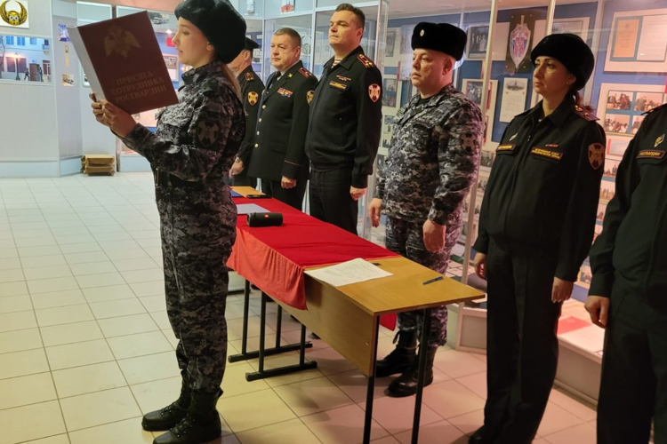 В День Конституции РФ молодые сотрудники вневедомственной охраны приняли присягу