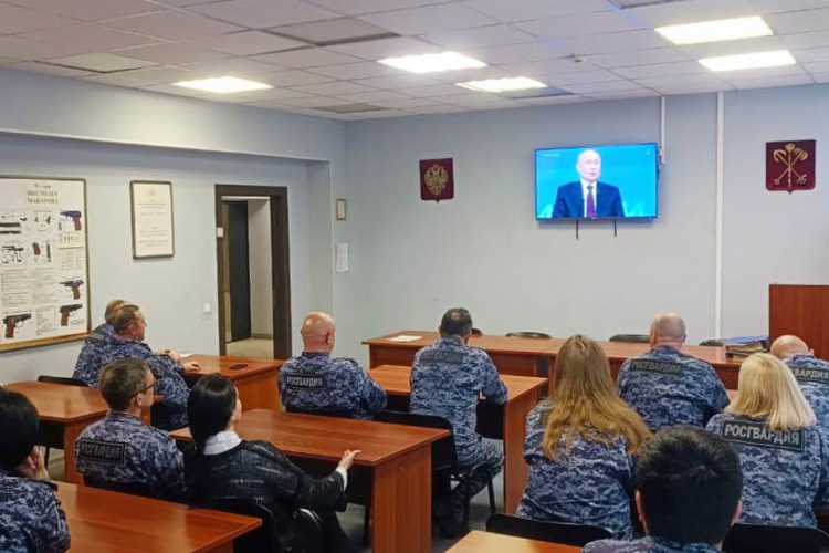 В Санкт-Петербурге и Ленинградской области сотрудники Росгвардии посмотрели прямую линию Президента России