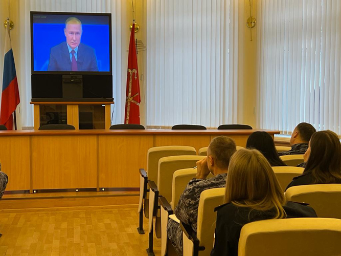 В Санкт-Петербурге и Ленинградской области сотрудники Росгвардии посмотрели прямую линию Президента России