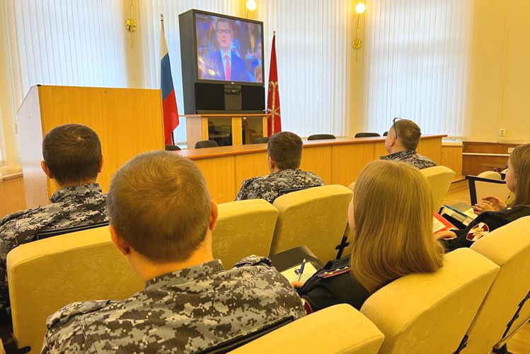 В Санкт-Петербурге и Ленинградской области сотрудники Росгвардии посмотрели прямую линию Президента России