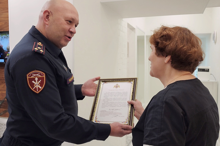 В Санкт-Петербурге сотрудники Росгвардии поздравили ветерана службы с юбилеем