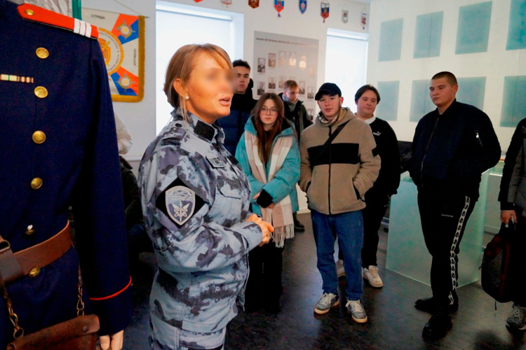 Петербургские школьники побывали на базе расположения ОМОН "Бастион" Росгвардии