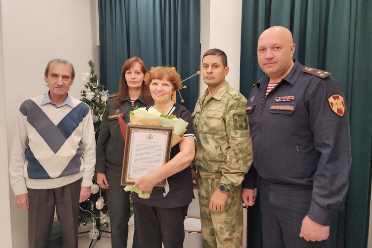 В Санкт-Петербурге сотрудники Росгвардии поздравили ветерана службы с юбилеем
