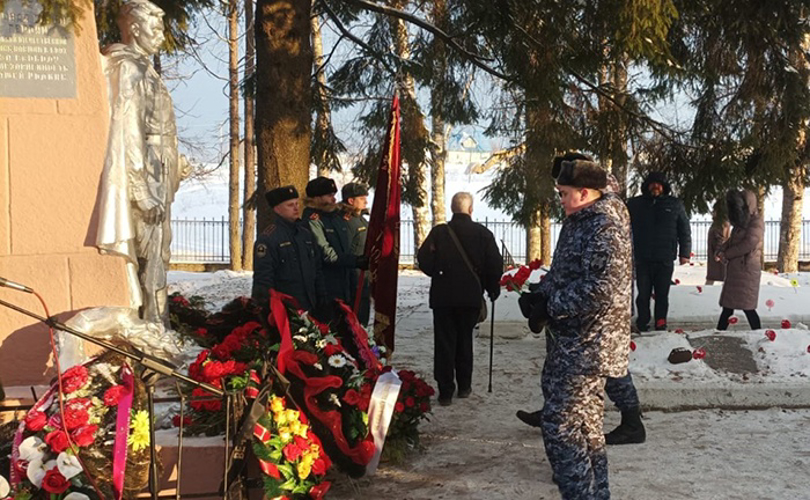 В Тихвине сотрудники Росгвардии приняли участие в общегородском мероприятии, посвящённом Дню героев Отечества