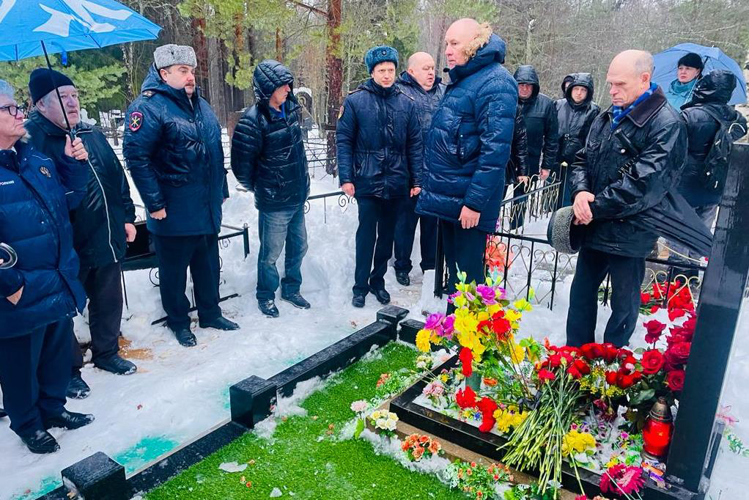 Сотрудники вневедомственной охраны Курортного района почтили память сослуживцев, погибших 24 года назад при исполнении служебного долга