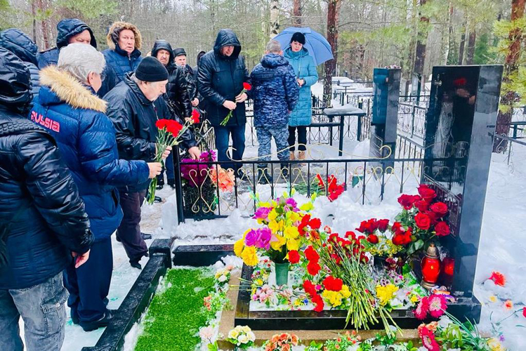 Сотрудники вневедомственной охраны Курортного района почтили память сослуживцев, погибших 24 года назад при исполнении служебного долга