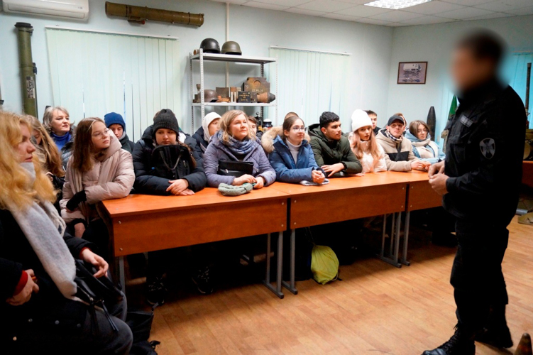 Петербургские школьники побывали на базе расположения ОМОН "Бастион" Росгвардии