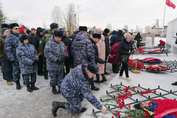 Сотрудники Росгвардии приняли участие в мероприятии, посвященном 80-летию освобождения Гатчины и Гатчинского района