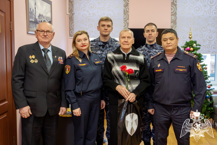 Представители вневедомственной охраны поздравили ветерана-блокадника с наступающим праздником