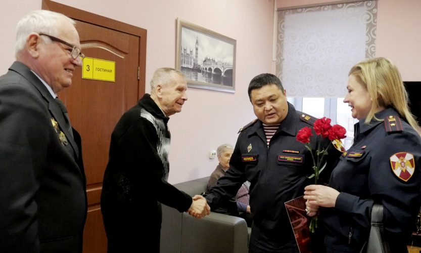 Представители вневедомственной охраны поздравили ветерана-блокадника с наступающим праздником
