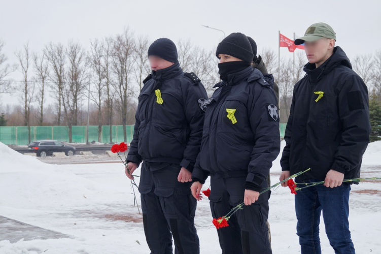 Сотрудники ОМОН "Бастион" Росгвардии провели уборку территории у мемориала "Пулковский рубеж"