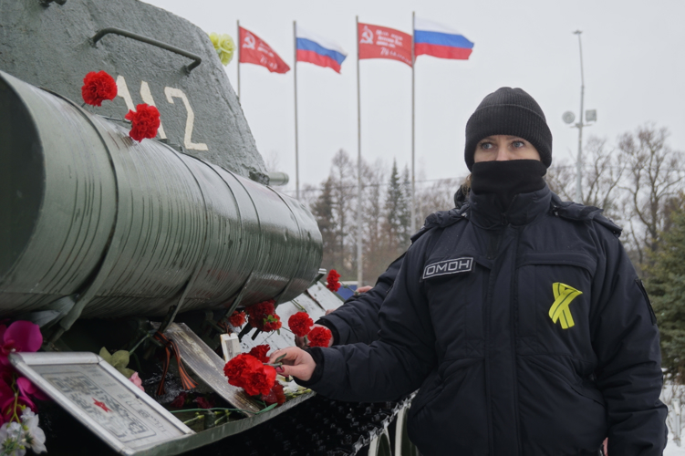 Сотрудники ОМОН "Бастион" Росгвардии провели уборку территории у мемориала "Пулковский рубеж"