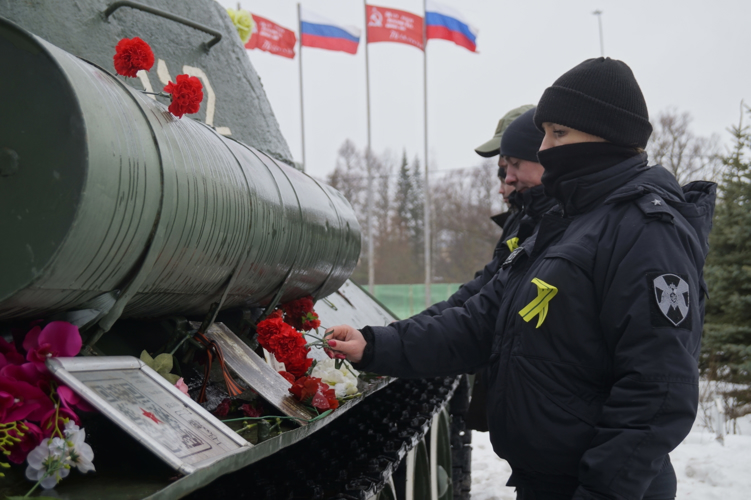 Сотрудники ОМОН "Бастион" Росгвардии провели уборку территории у мемориала "Пулковский рубеж"