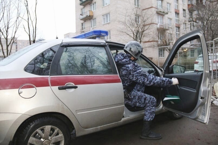 В Невском районе наряд Росгвардии задержал гражданина, подозреваемого в совершении особо тяжкого преступления