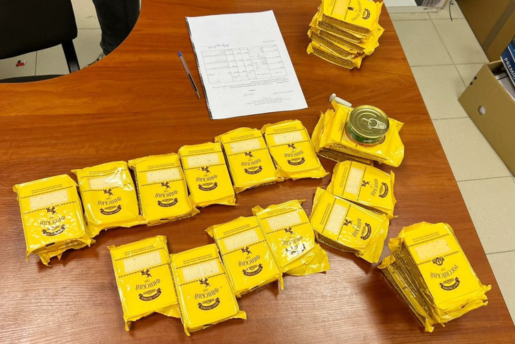 В Приморском районе наряд вневедомственной охраны задержал рецидивиста, похитившего из магазина более 5 килограммов сыра