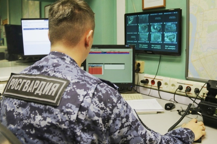 В Приморском районе наряд вневедомственной охраны задержал рецидивиста, похитившего из магазина более 5 килограммов сыра