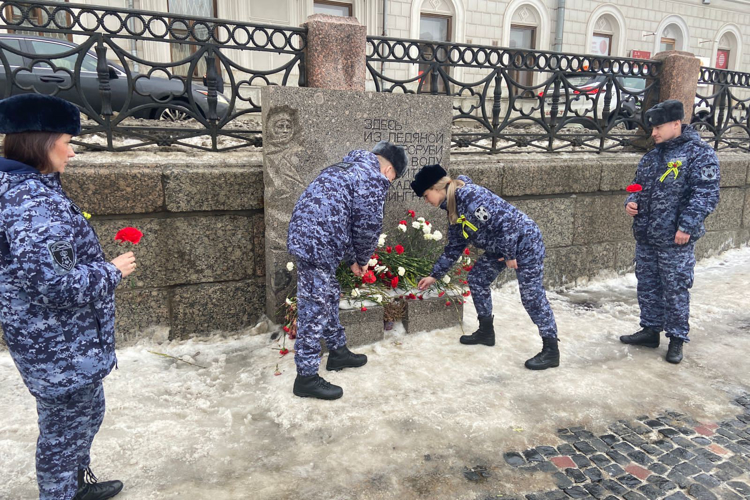 Сотрудники вневедомственной охраны Адмиралтейского района почтили память ленинградцев, погибших в годы блокады