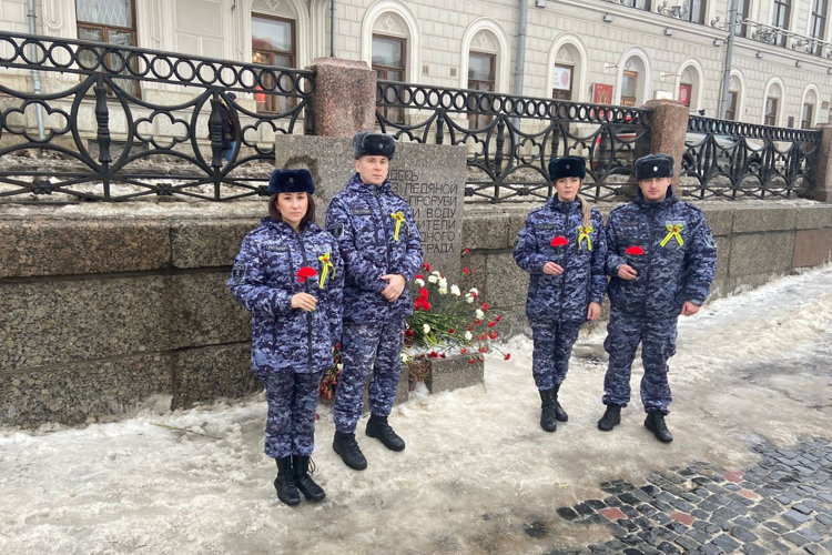 Сотрудники вневедомственной охраны Адмиралтейского района почтили память ленинградцев, погибших в годы блокады