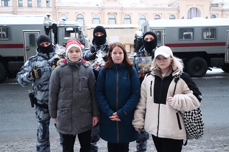 Юные петербуржцы поздравили сотрудников ОМОН «Бастион» с наступающим Новым Годом