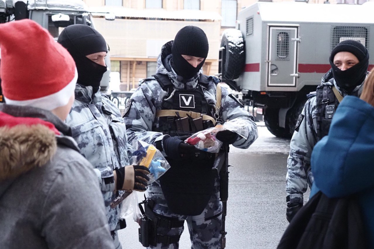 Юные петербуржцы поздравили сотрудников ОМОН «Бастион» с наступающим Новым Годом