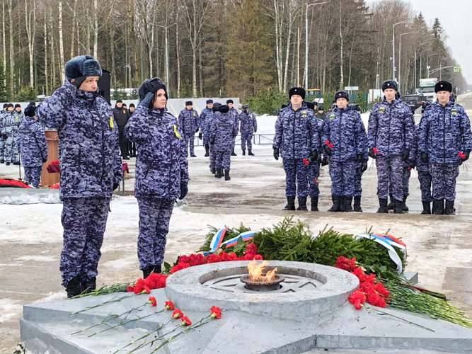 У мемориала "Разорванное кольцо" сотрудники и военнослужащие Росгвардии почтили память погибших защитников Ленинграда