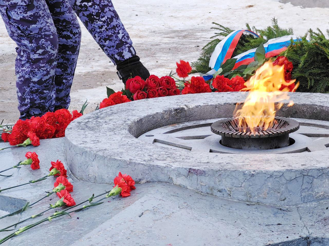 У мемориала "Разорванное кольцо" сотрудники и военнослужащие Росгвардии почтили память погибших защитников Ленинграда
