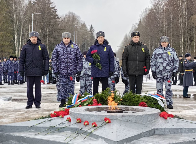 У мемориала "Разорванное кольцо" сотрудники и военнослужащие Росгвардии почтили память погибших защитников Ленинграда