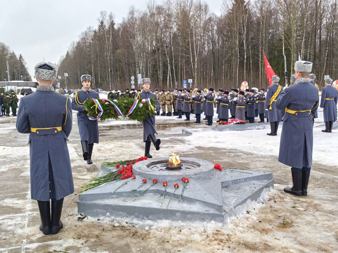 У мемориала "Разорванное кольцо" сотрудники и военнослужащие Росгвардии почтили память погибших защитников Ленинграда