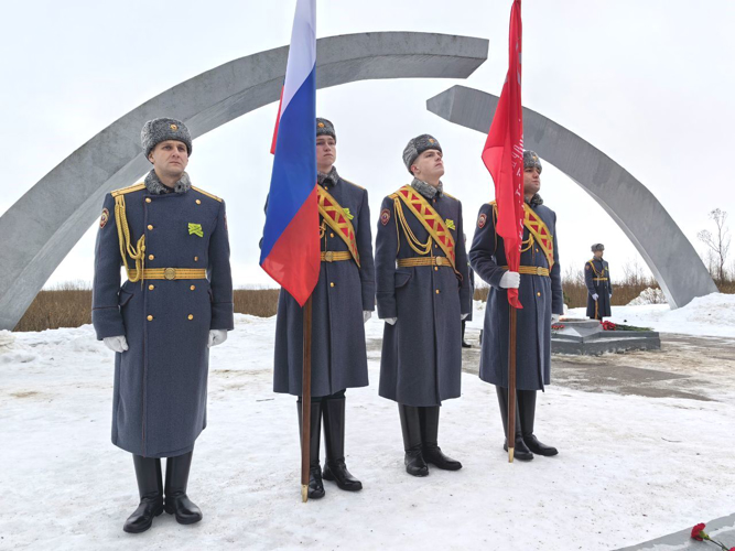 У мемориала "Разорванное кольцо" сотрудники и военнослужащие Росгвардии почтили память погибших защитников Ленинграда