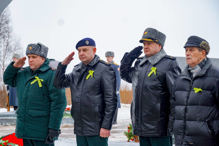 У мемориала "Разорванное кольцо" сотрудники и военнослужащие Росгвардии почтили память погибших защитников Ленинграда