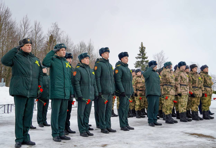 У мемориала "Разорванное кольцо" сотрудники и военнослужащие Росгвардии почтили память погибших защитников Ленинграда