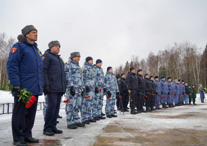 У мемориала "Разорванное кольцо" сотрудники и военнослужащие Росгвардии почтили память погибших защитников Ленинграда