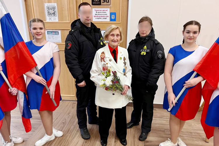 Офицеры СОБР "Гранит" Росгвардии поздравили с наступающим праздником ветерана Великой Отечественной войны