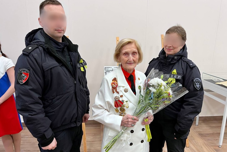 Офицеры СОБР "Гранит" Росгвардии поздравили с наступающим праздником ветерана Великой Отечественной войны