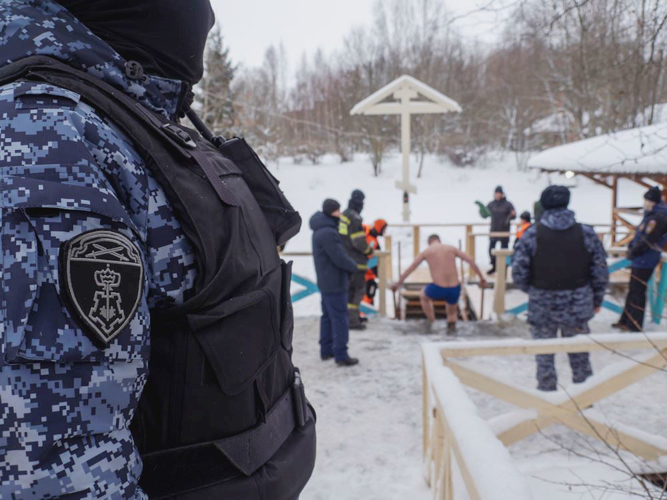 Сотрудники и военнослужащие ГУ Росгвардии обеспечили правопорядок в праздник Крещения в Санкт-Петербурге и Ленобласти